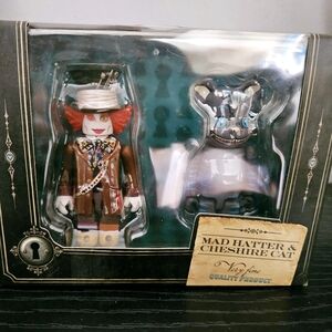 Mad Hatter & Cheshire Cat Figurine Set
